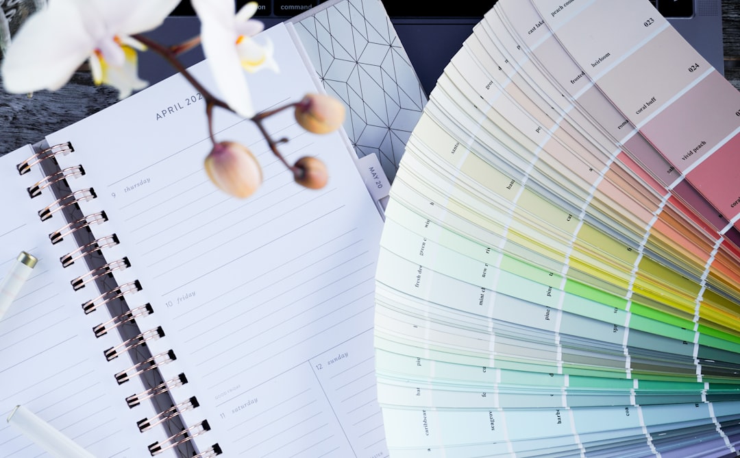 Photo Budget book planner: colorful spreads