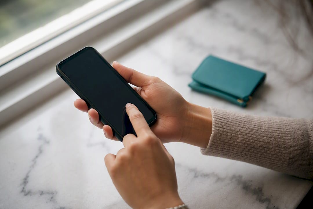Cancel Unused Subscriptions Fast: A Step-By-Step Action Plan 2 Hands navigating billing section on phone